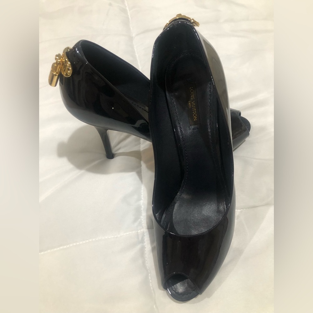 Louis Vuitton Navy peep toe pump. Great condition!